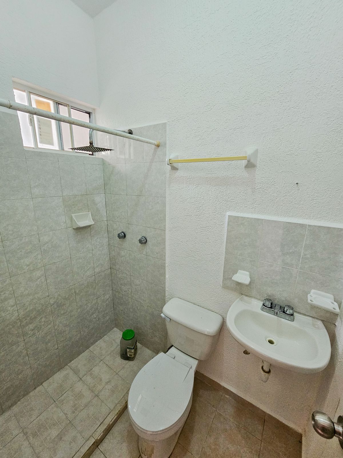 12 de 29: Baño del cuarto de servicio