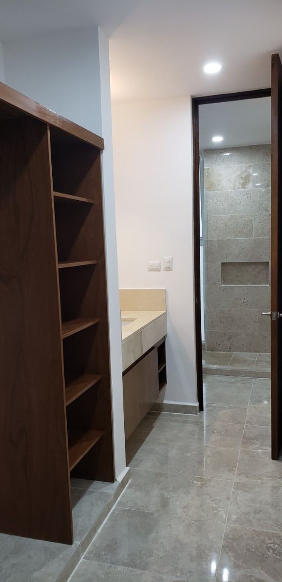 9 de 16: Closet -vestidor y baño