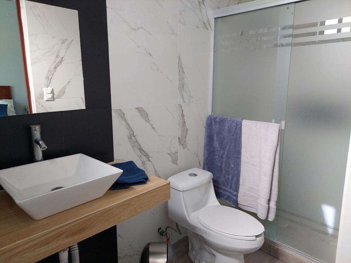 9 de 13: Baño de la recámara principal 