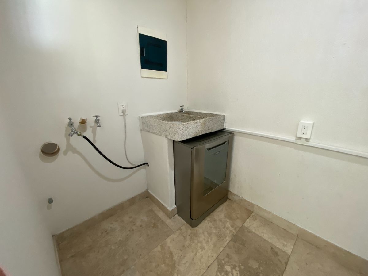 31 de 50: Área de lavado con lavavajillas