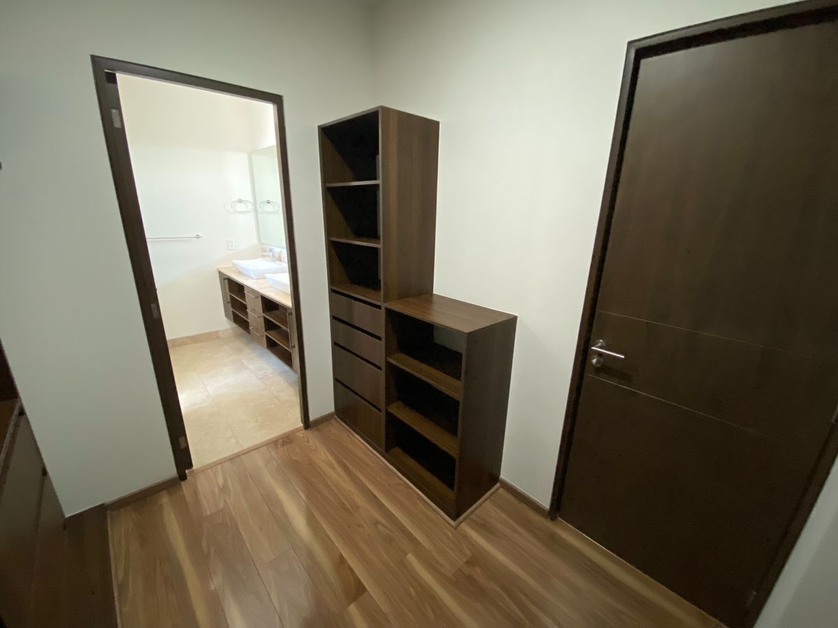 26 de 50: Vestidor habitación principal