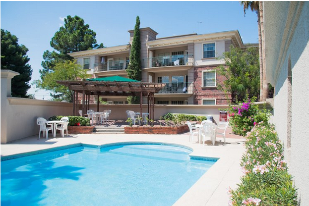 15 de 18: El área de piscina cuenta con un kiosco, mesas, sillas para 