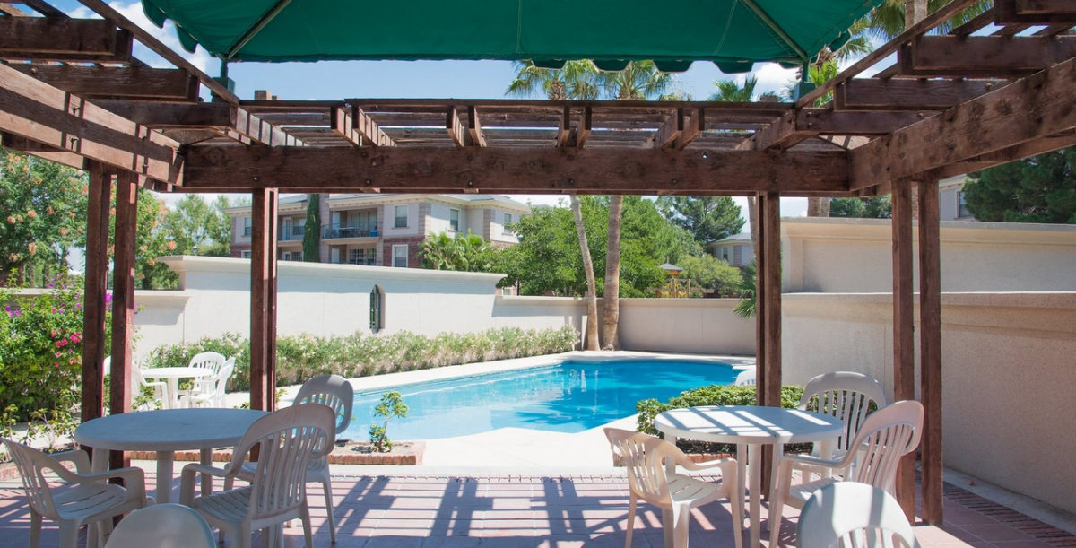 16 de 18: El área de piscina cuenta con un kiosco, mesas, sillas para 