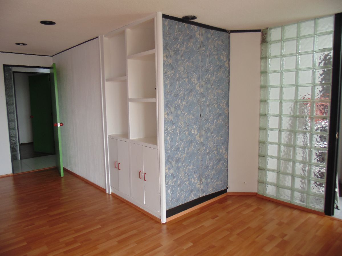 1 of 24: Entrada area de closets