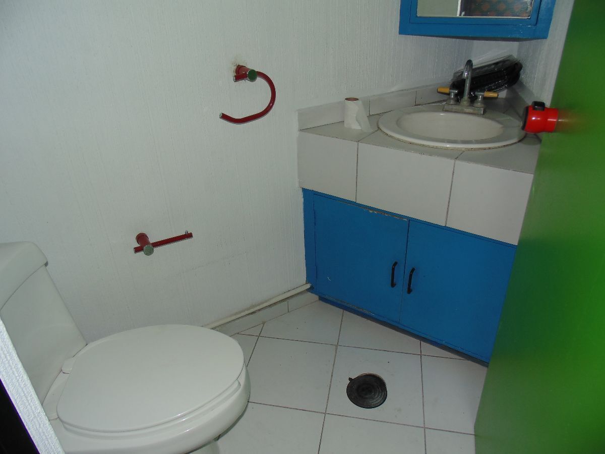 18 of 24: Medio baño