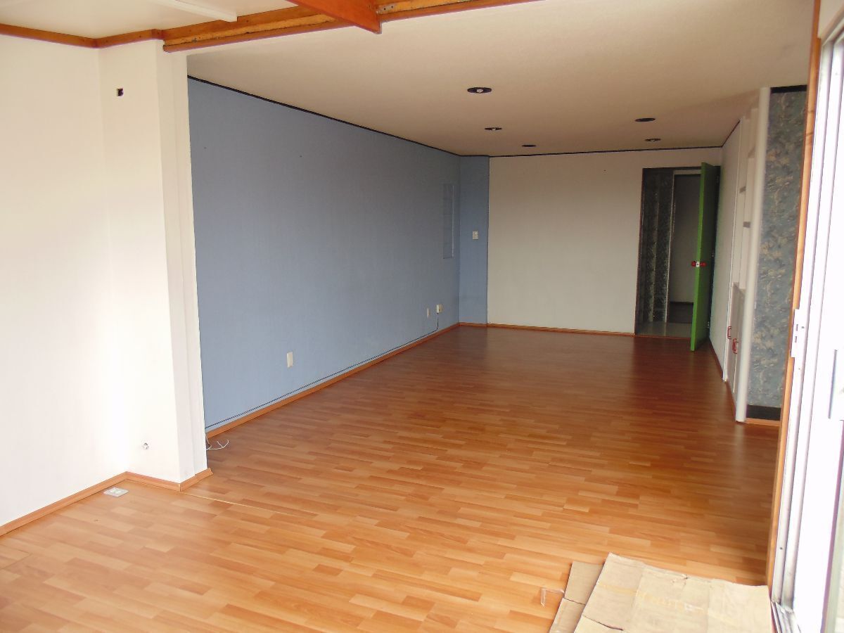 12 of 24: Area para oficinas u otro