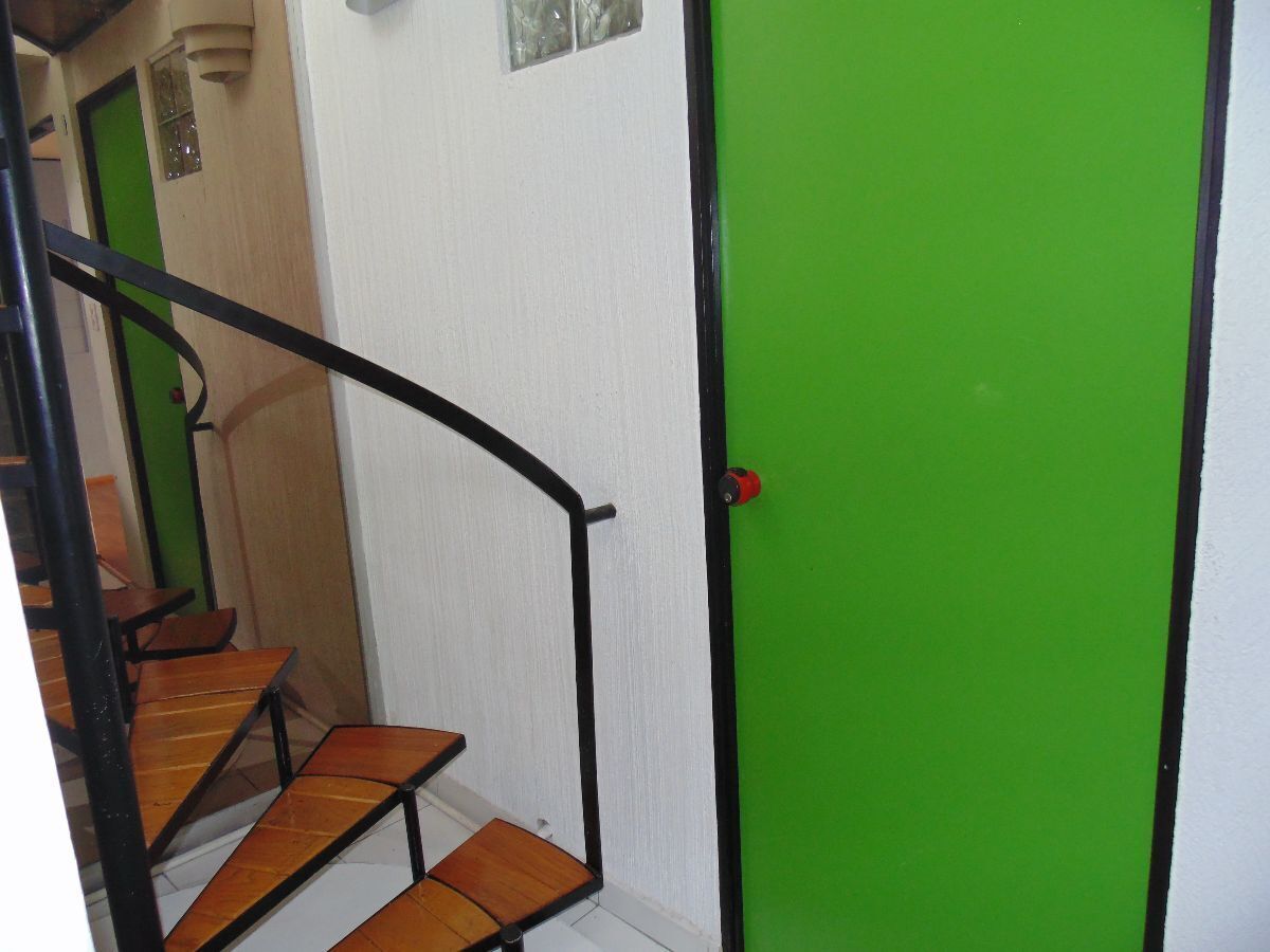 19 of 24: Puerta medio baño, escaleras