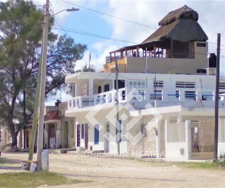 Casa en venta en la playa  de Yucatán, a escasos metros del mar y del malecón
