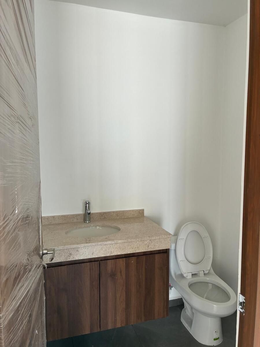 5 de 18: Medio Baño