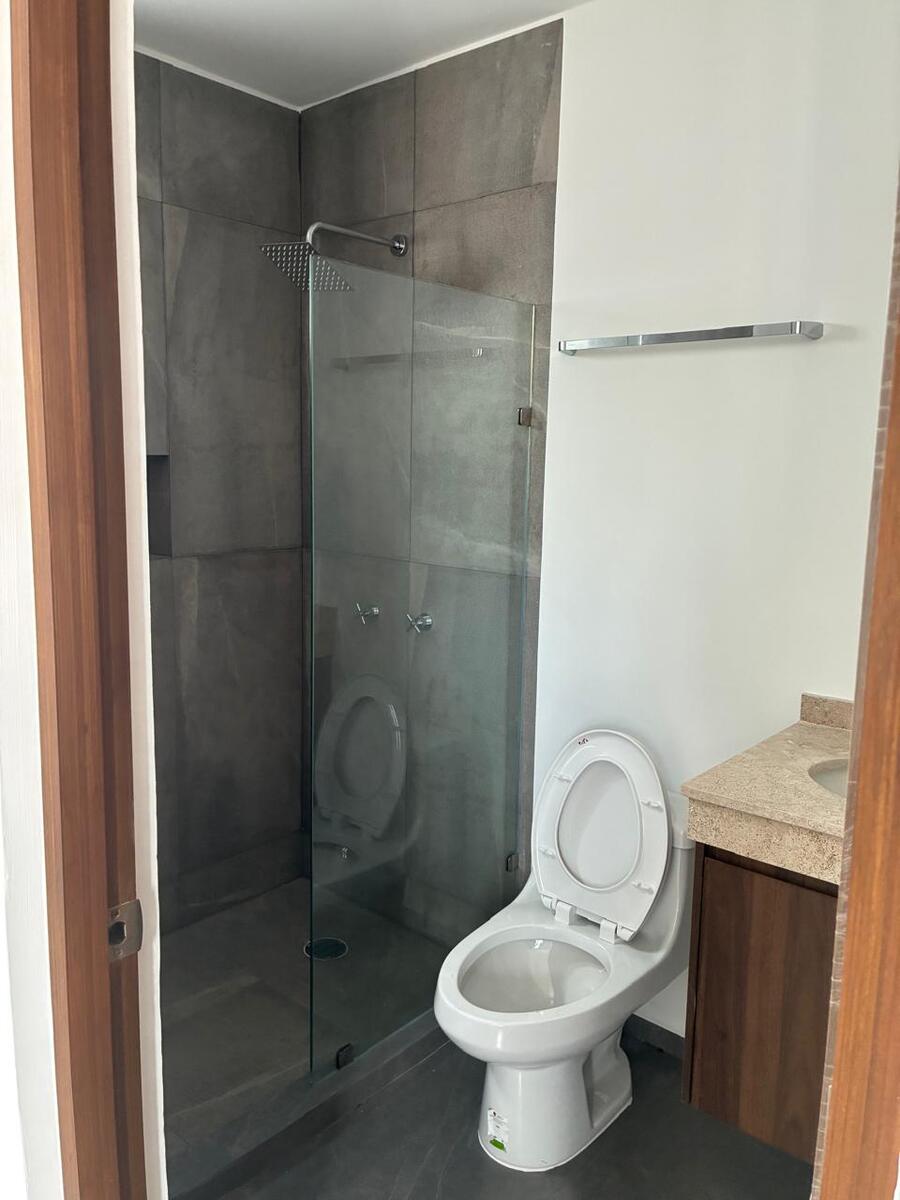 9 de 17: Baño Segunda Recámara