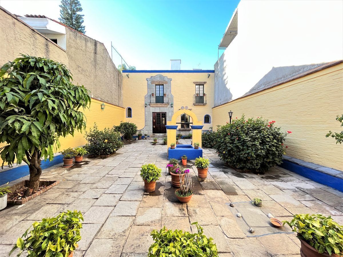1 de 25: PATIO PRINCIPAL
