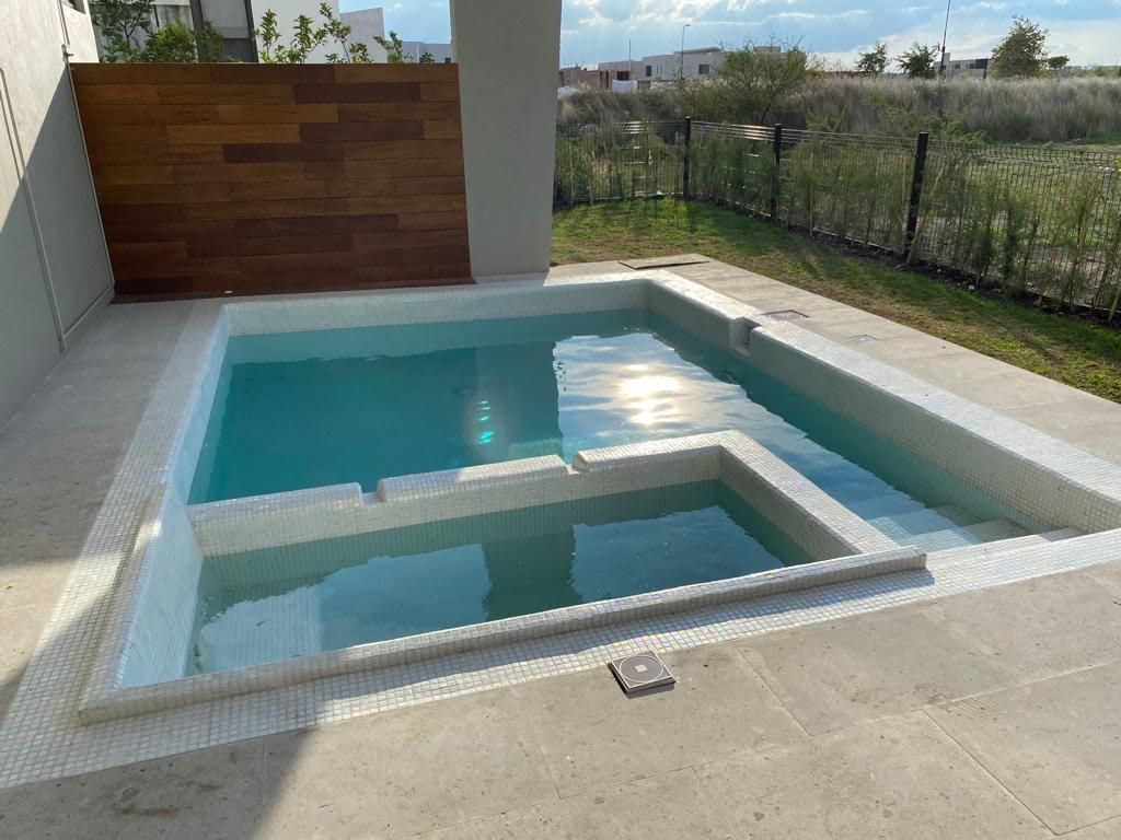 CASA EN VENTA CON ALBERCA EL CAMPANARIO QUERETARO, foto 1 de 20