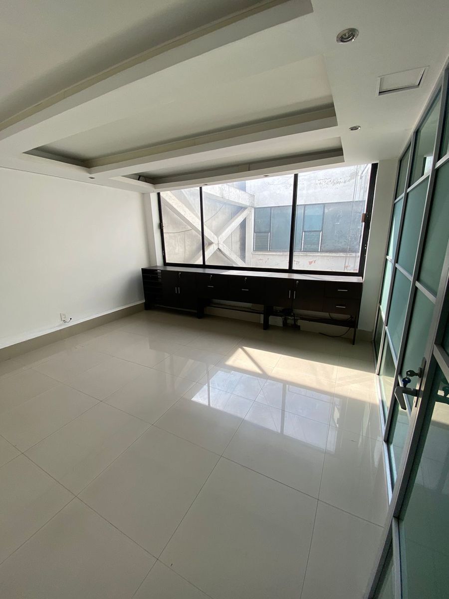 3 of 11: amplia oficina iluminada y ventilada