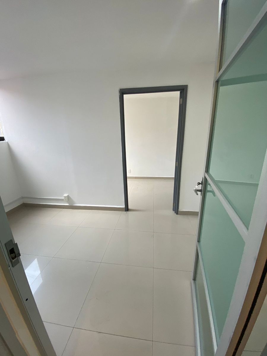 7 of 11: divisiones de oficinas con aluminio y vidrio.