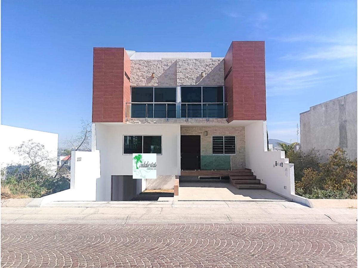 CASA AMPLIA EN RENTA EN CUMBRES DEL LAGO JURIQUILLA