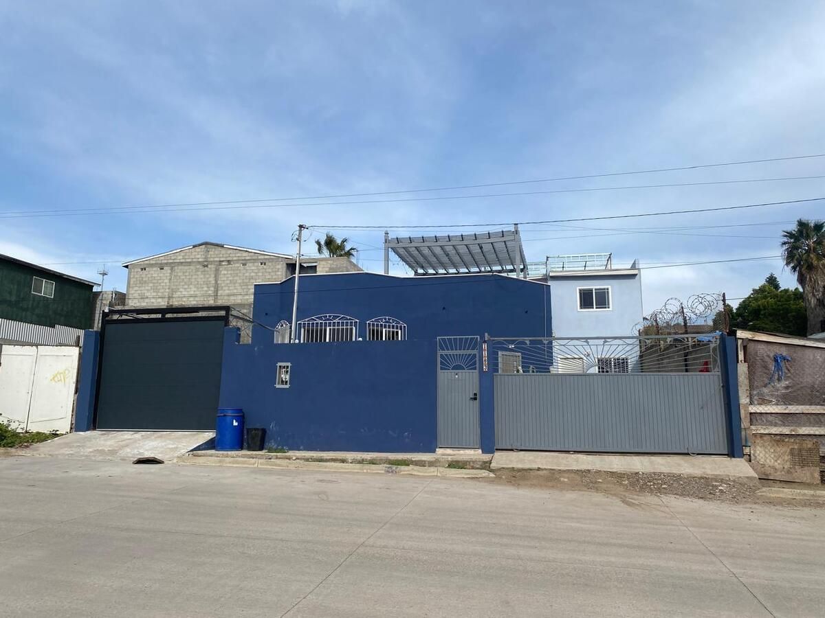 SE VENDE PROPIEDAD CON DOS CASAS EN ROSARITO