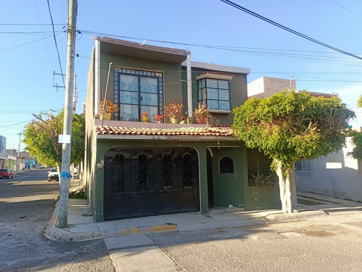 SE VENDE CASA EN FUNDADORES