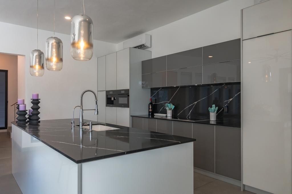 PERSPECTIVE OF THE KITCHEN AND ITS ISLAND