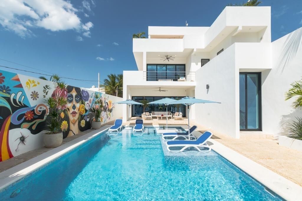 7 de 15: VIEW OF THE POOL AND MAIN HOUSE IN THE BACKGROUND