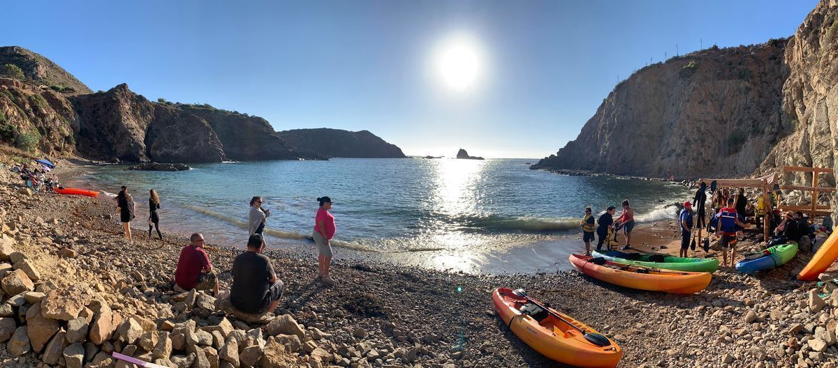Kayaks turistas en playa