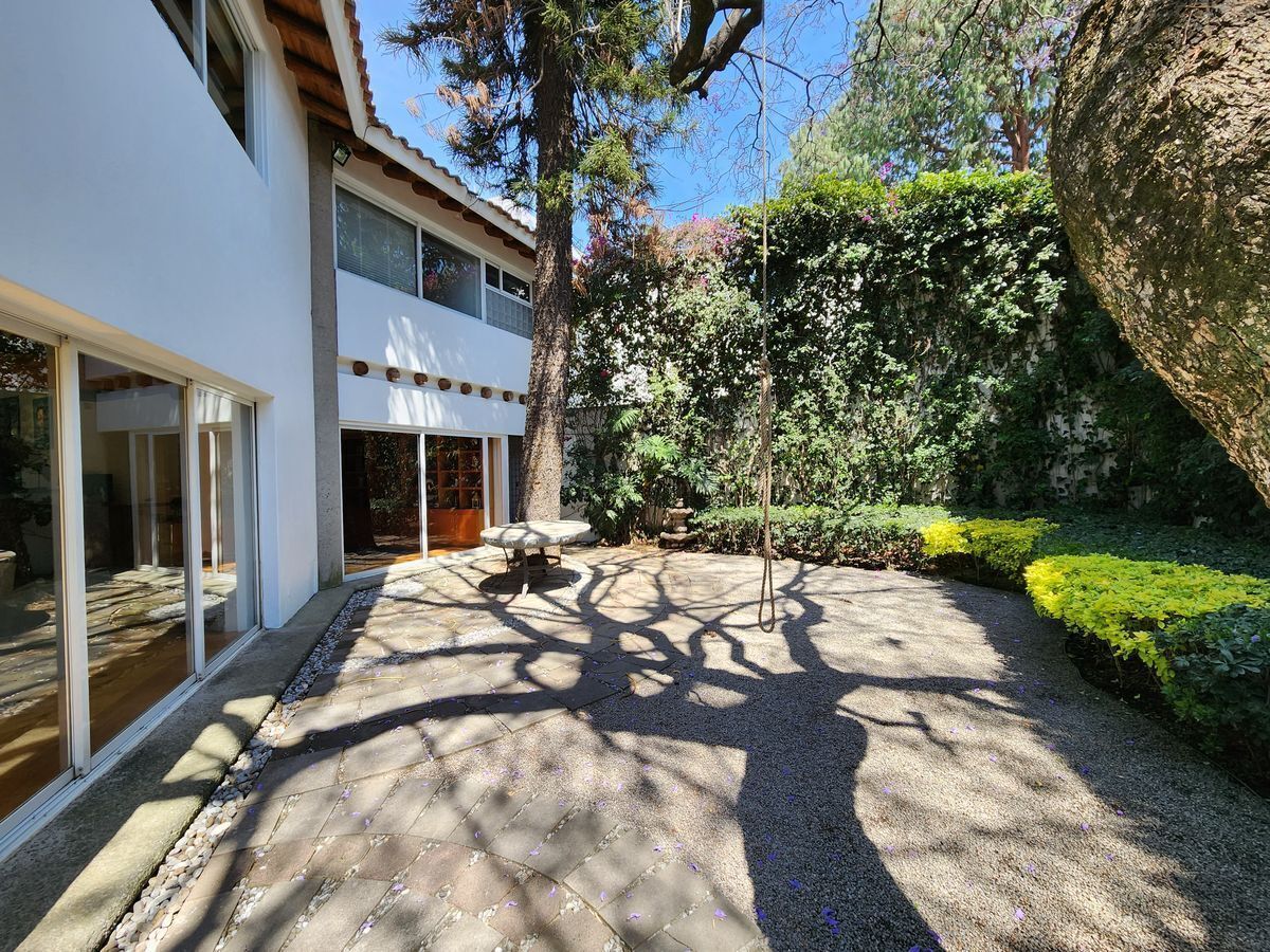 23 de 30: Jardín arbolado