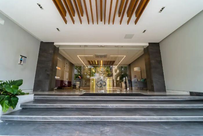 17 de 26: Elegante entrada al Edificio Shanti Tower