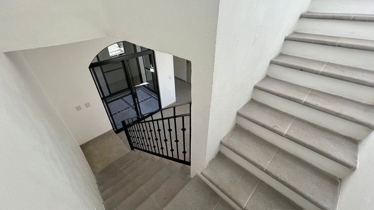 10 of 15: Escaleras a 2do Piso