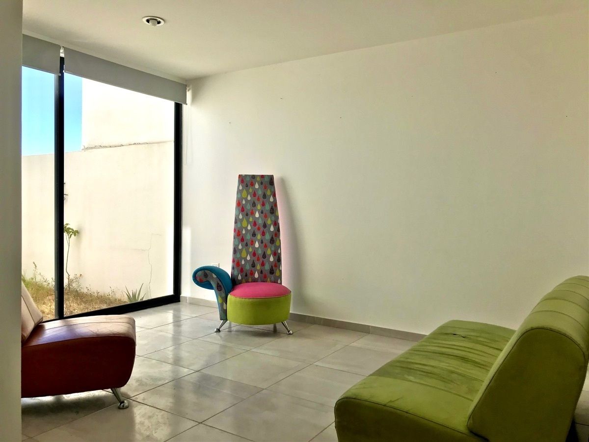 4 de 23: Sala muy iluminada con salida al jardín.