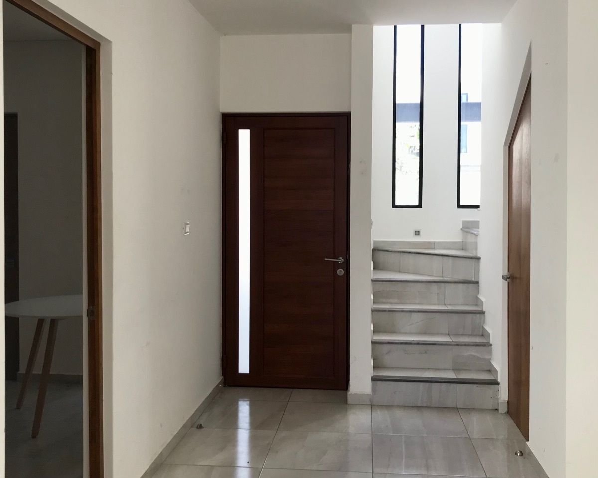 5 de 23: Entrada principal, acceso a rec en PB y 1/2 baños