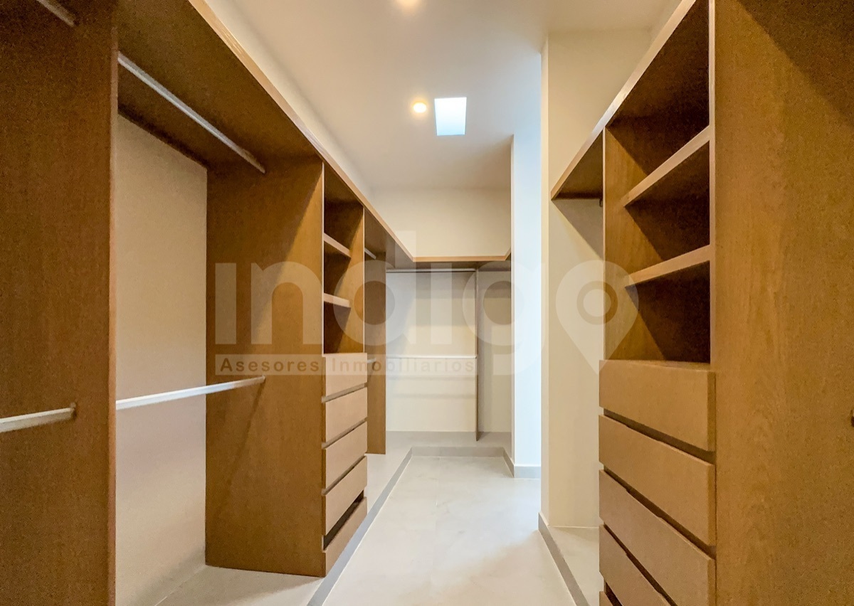 25 de 44: Vestidor Recámara Principal