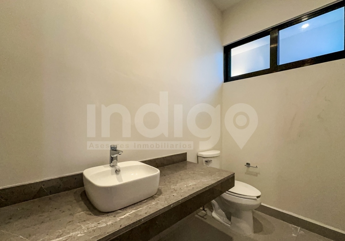 17 de 44: Medio Baño de Visitas