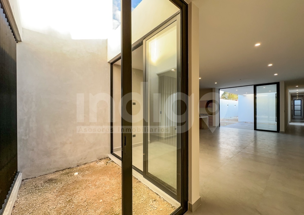 5 de 44: Vestíbulo de Acceso con Jardín Interior