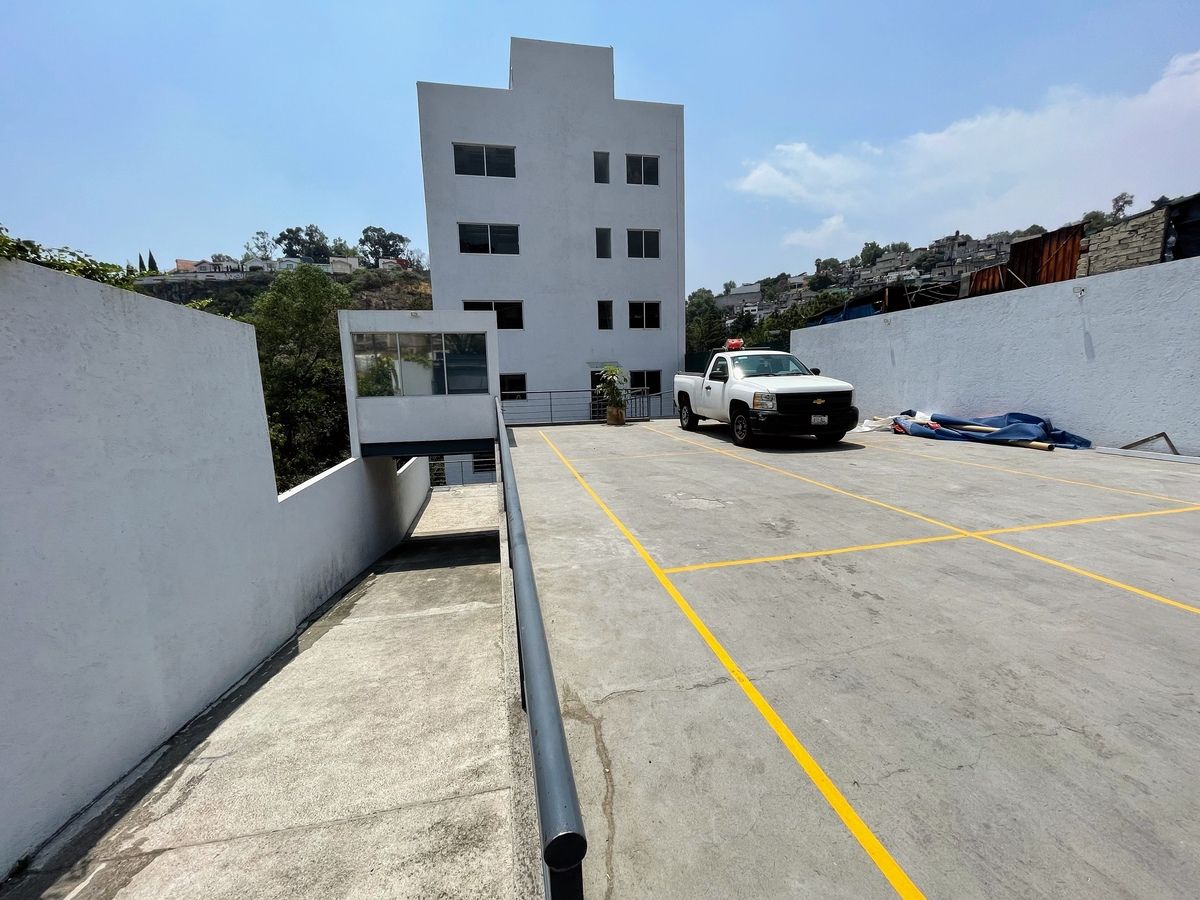 1 de 32: Fachada y estacionamientos entrada