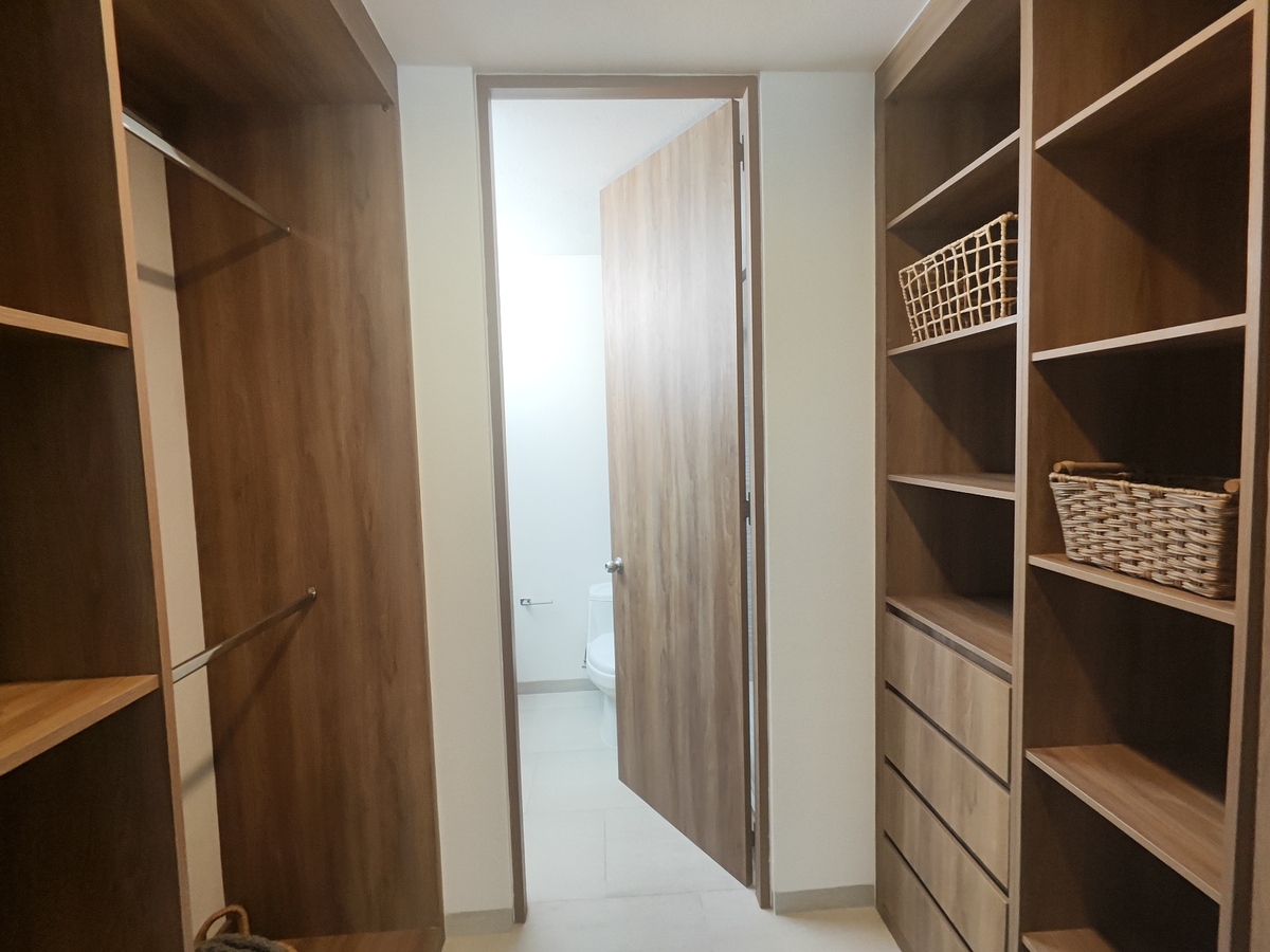 22 de 33: Recamara Principal / Vestidor