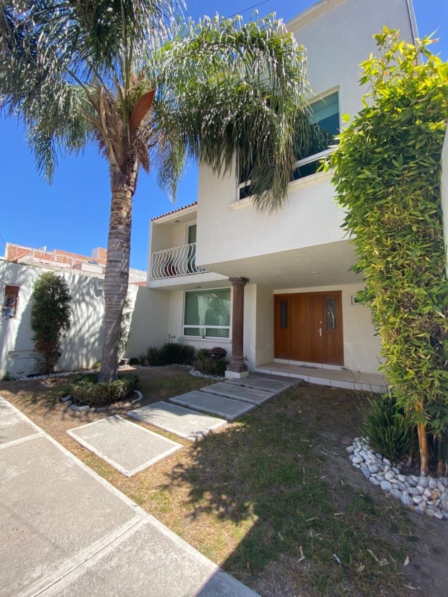 Hermosa casa en Arboledas de San Javier