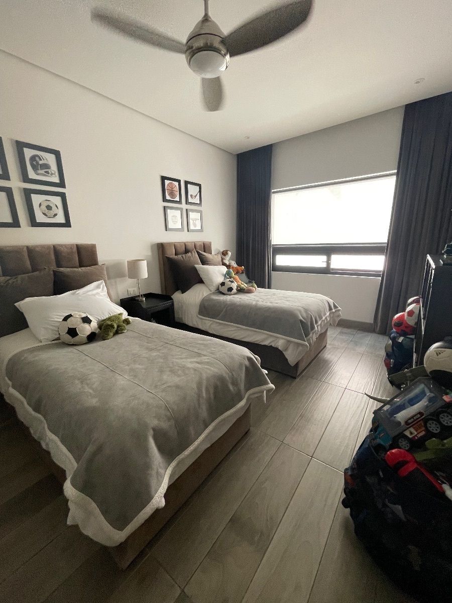 3 de 27: Recámara secundaria 1 con closet vestidor y baño completo.