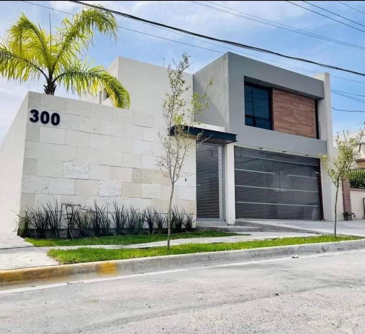 Casa En Venta En Residencial Anahuac con Excedente Frente a Parque