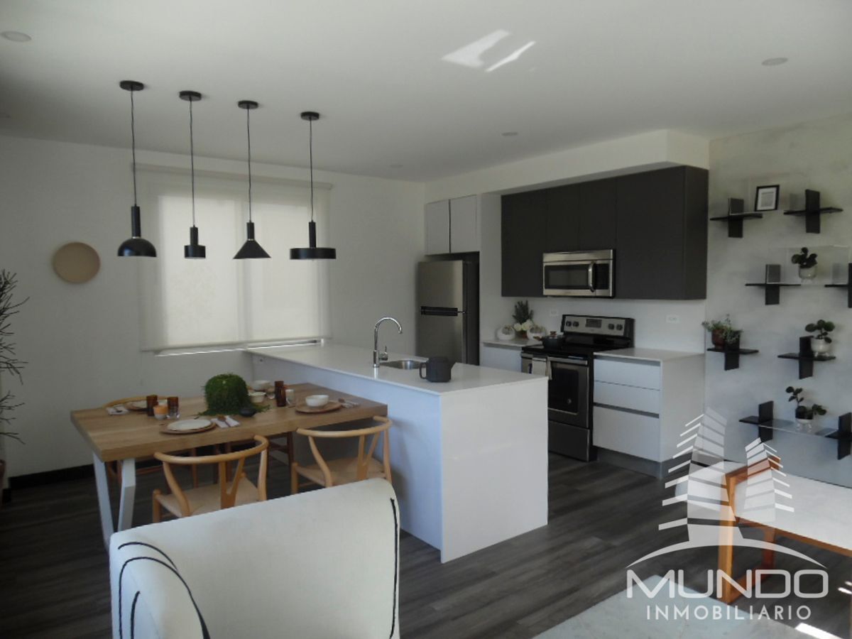 1 de 9: Vista de la cocina con gabinetes y top de cuarzo color blanc