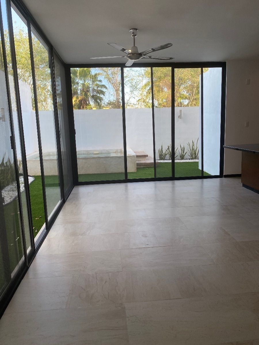 26 de 29: SALA-COMEDOR VISTA A LA PISCINA