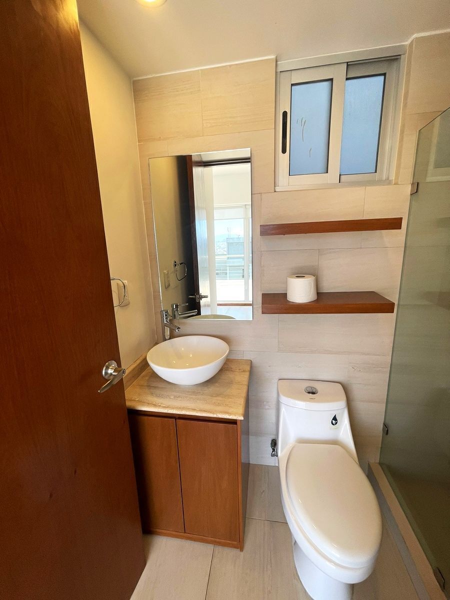 6 de 34: barra de mármol en baño