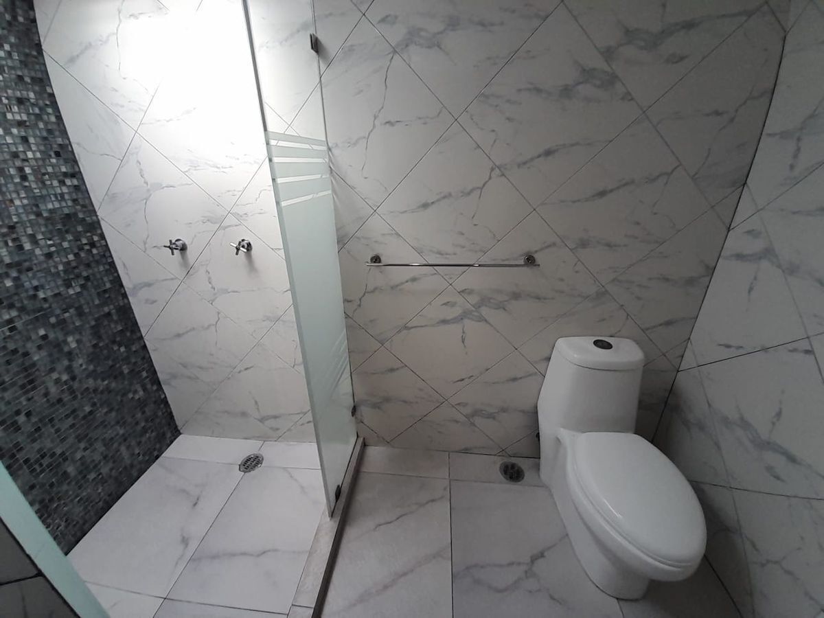 5 of 13: BAÑO