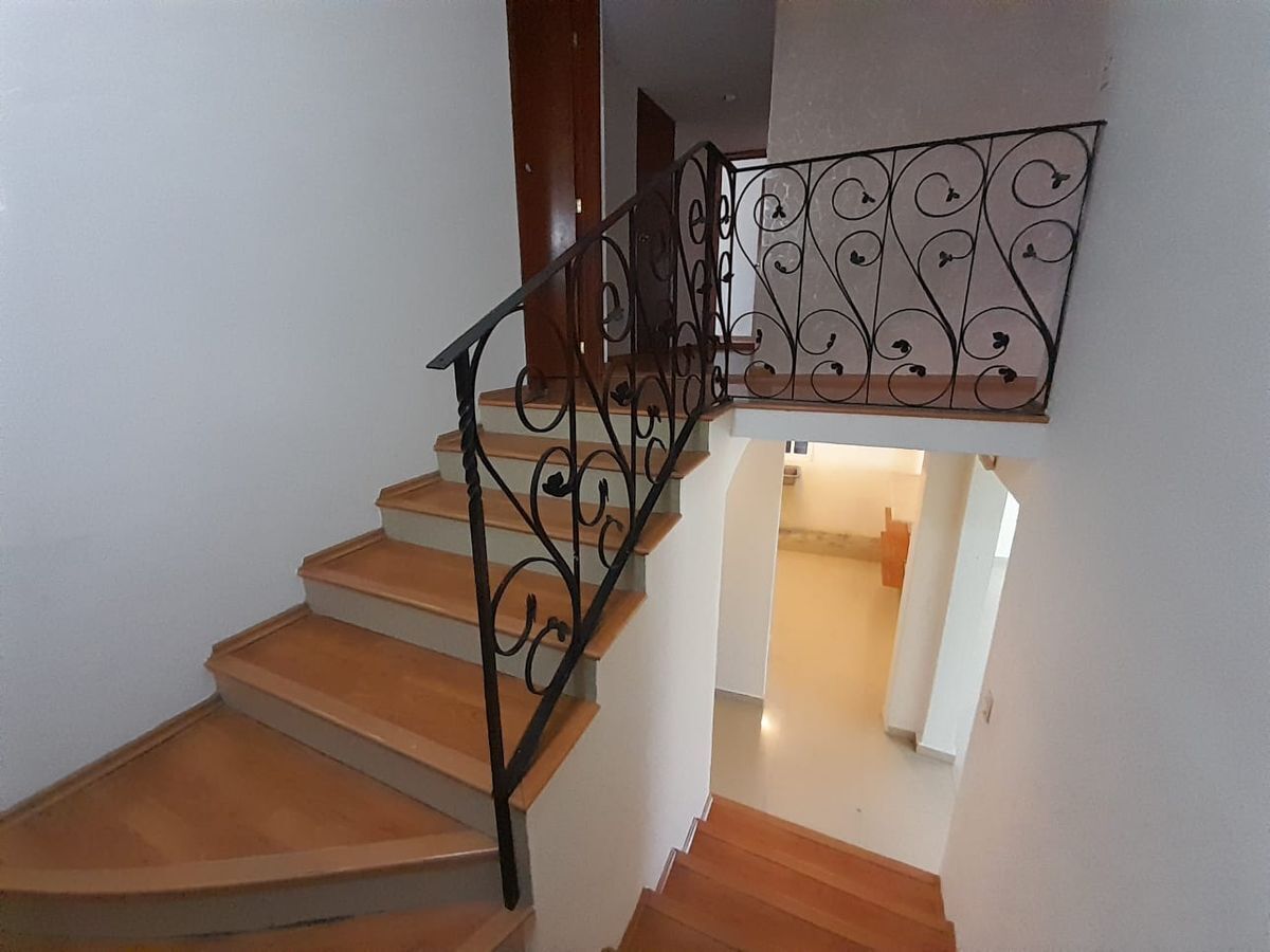3 of 13: ESCALERA