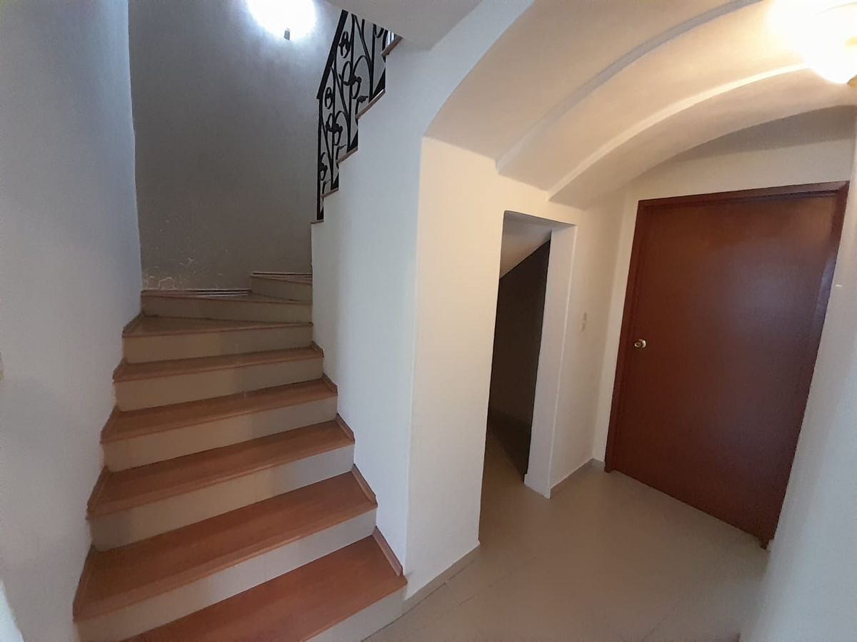 2 of 13: ESCALERA