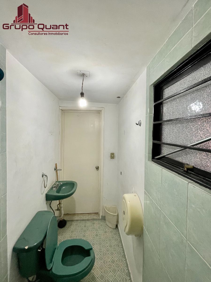 16 de 31: Medio baño