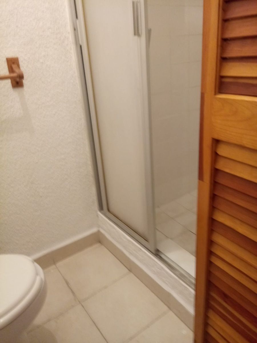 3 of 9: Baño