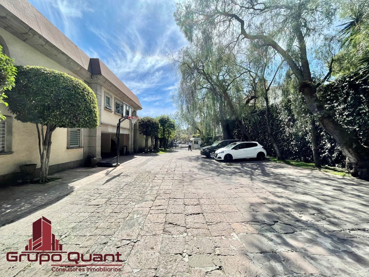 50 de 50: Calle de acceso con vigilancia