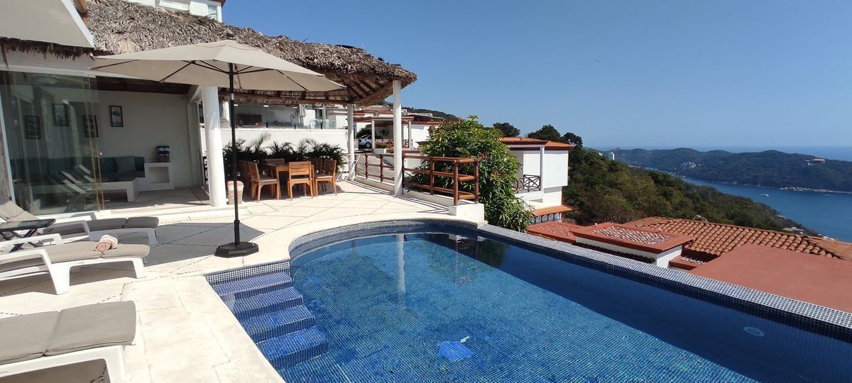 VILLA EN RENTA CON ALBERCA PRIVADA Y VISTA AL MAR