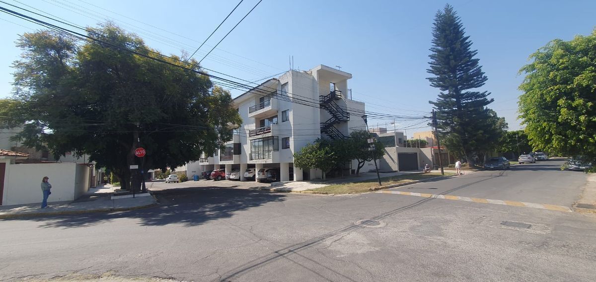 3 de 18: Vista de  edificio con departamento en renta cerca de la uag