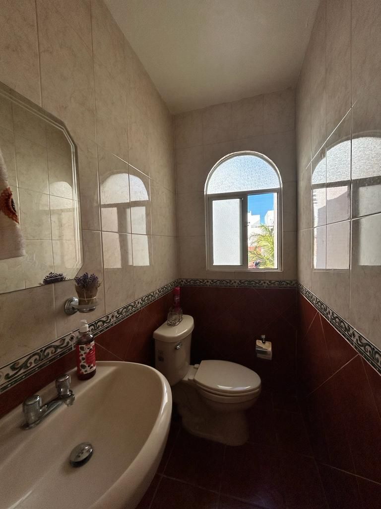 10 de 26: Baño invitados piso l.