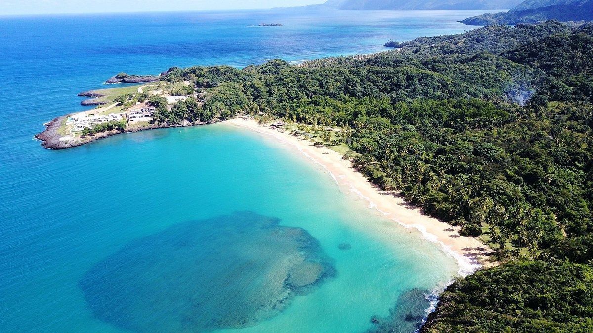 1 of 3: Vista de la playa